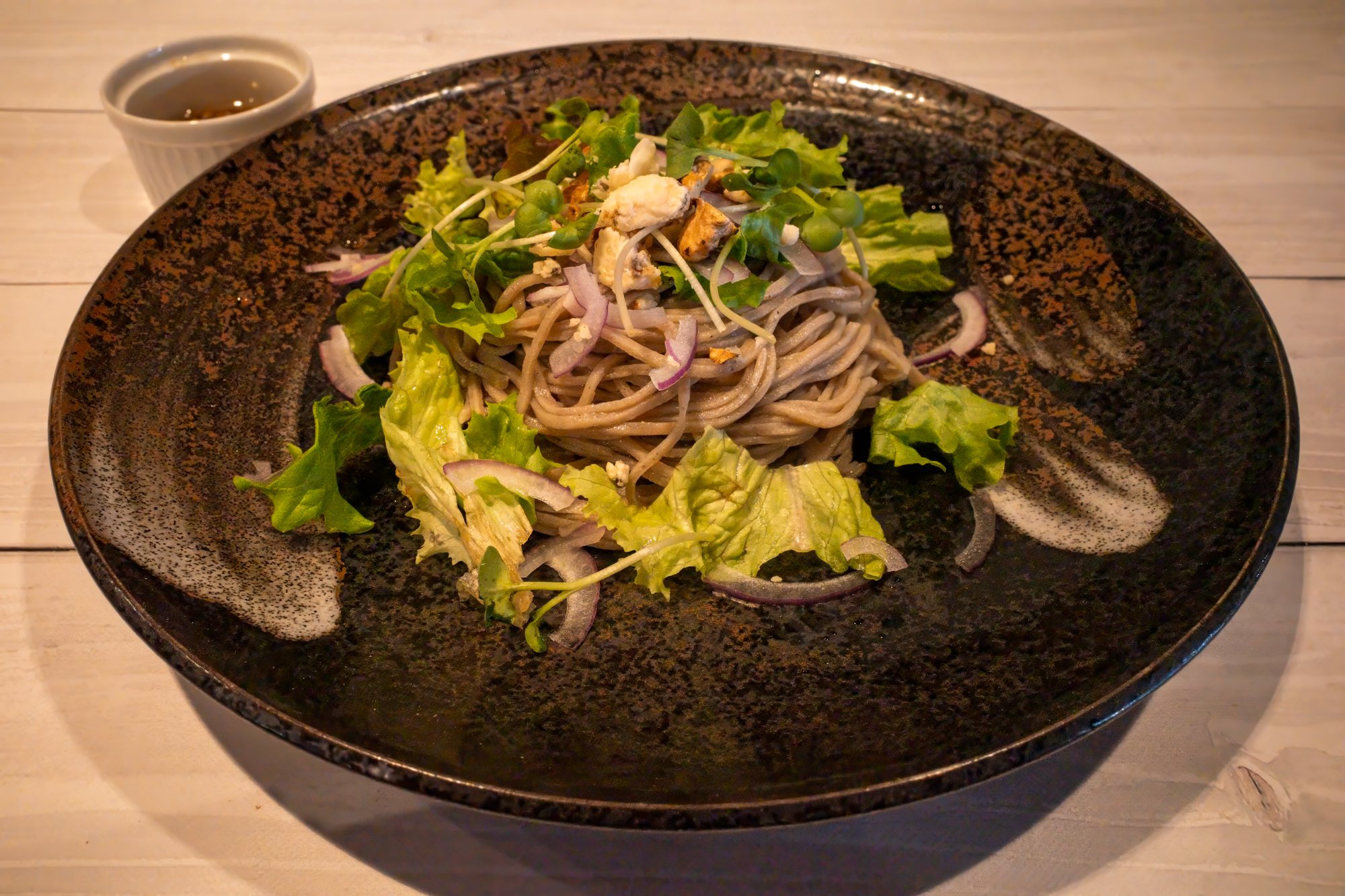 小諸産スモーク胡桃のそばサラダ