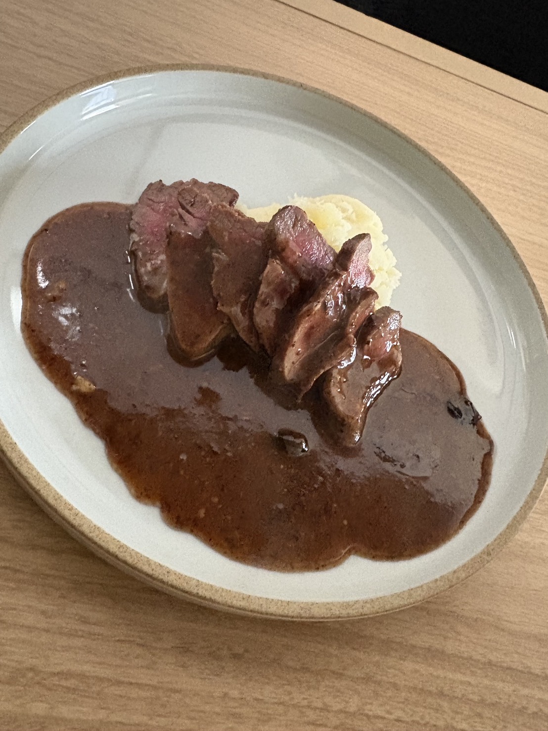 鹿肉のローストウィスキー香るソース